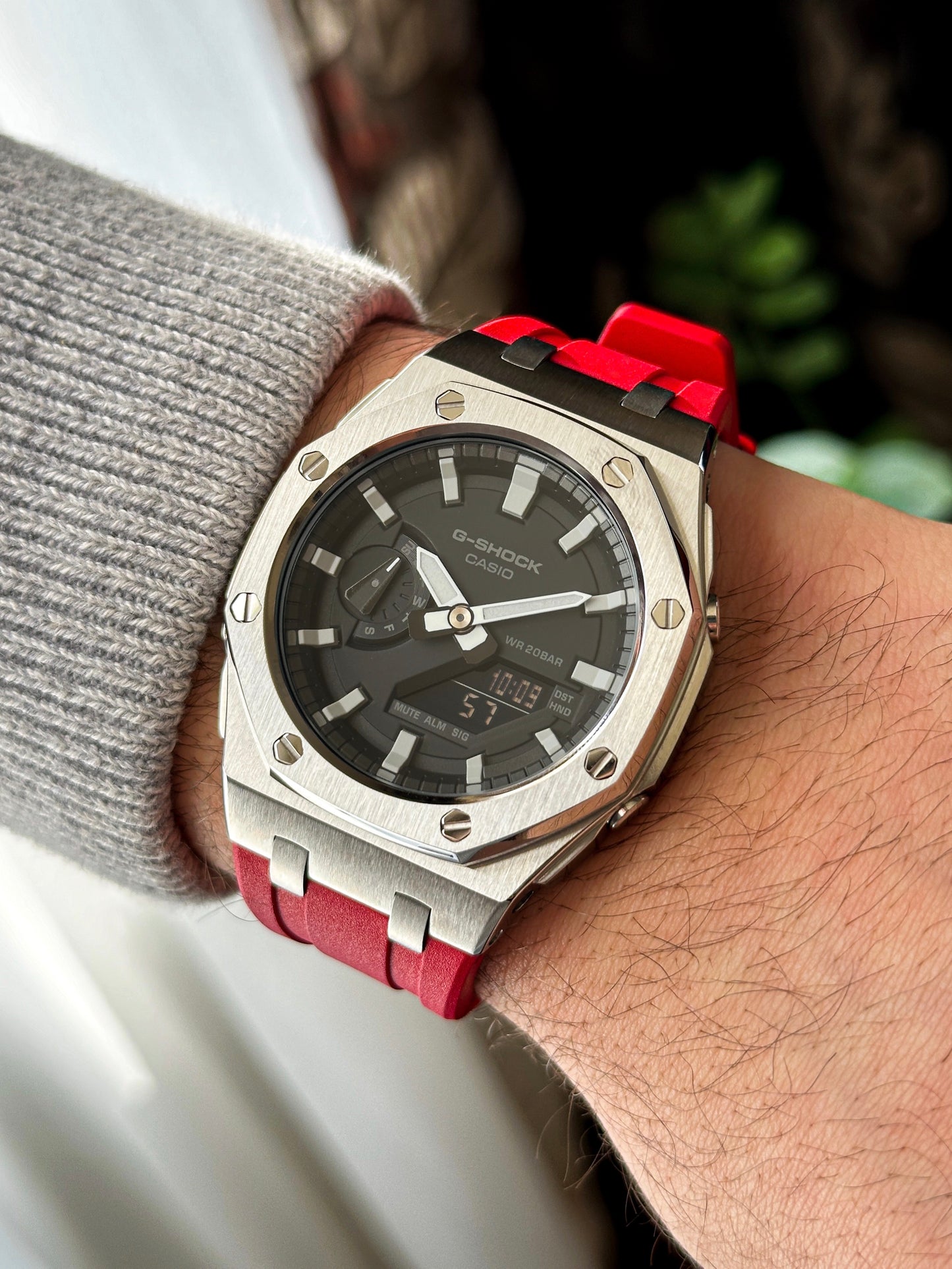 G-SHOCK CasiOak Crveno srebrna - sa crno belim brojčanikom sata