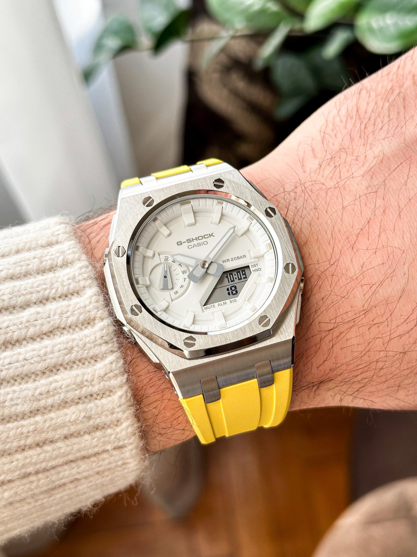 G-SHOCK CasiOak Žuto srebrna - sa belim brojčanikom sata