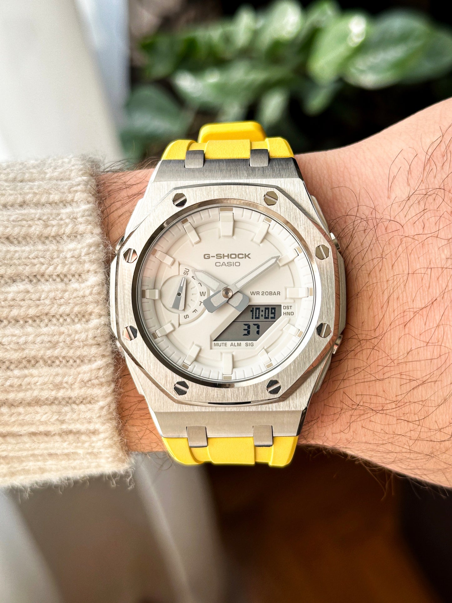 G-SHOCK CasiOak Žuto srebrna - sa belim brojčanikom sata