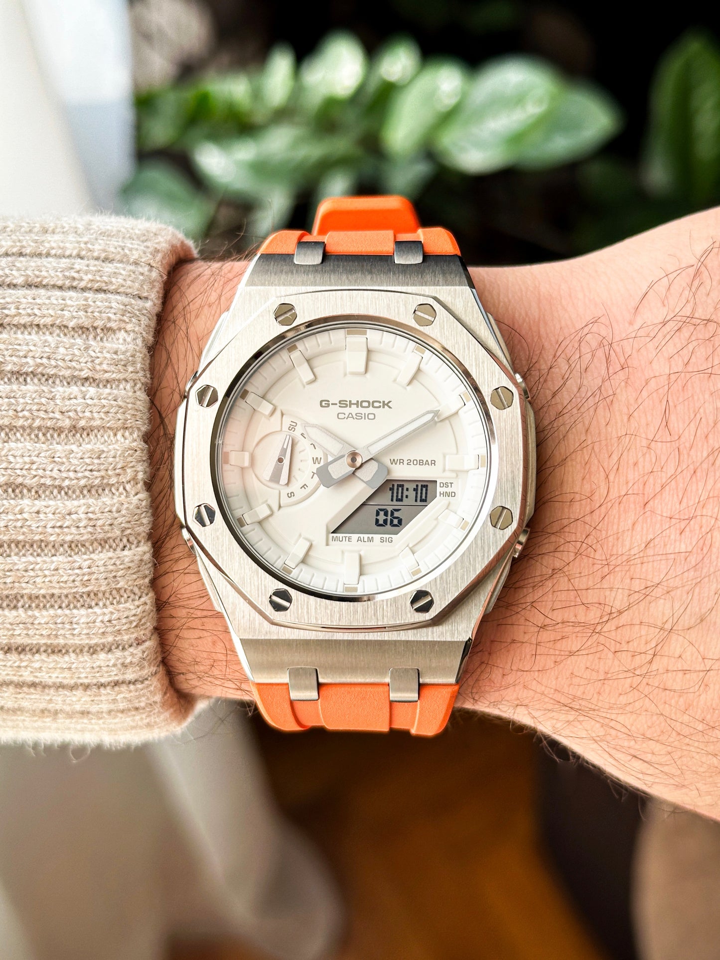 G-SHOCK CasiOak Narandžasto srebrna - sa belim brojčanikom sata