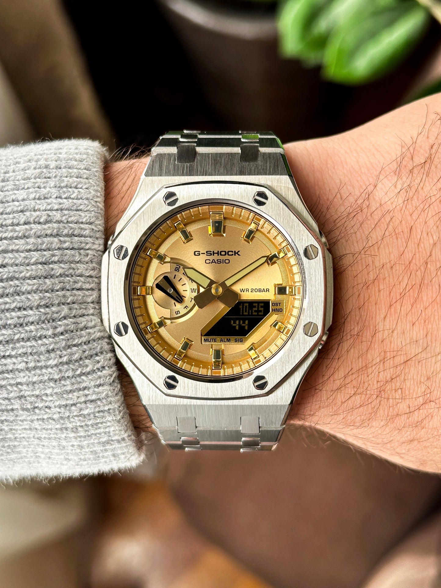 G-SHCOK CasiOak Potpuno srebrna - sa zlatnim brojčanikom sata