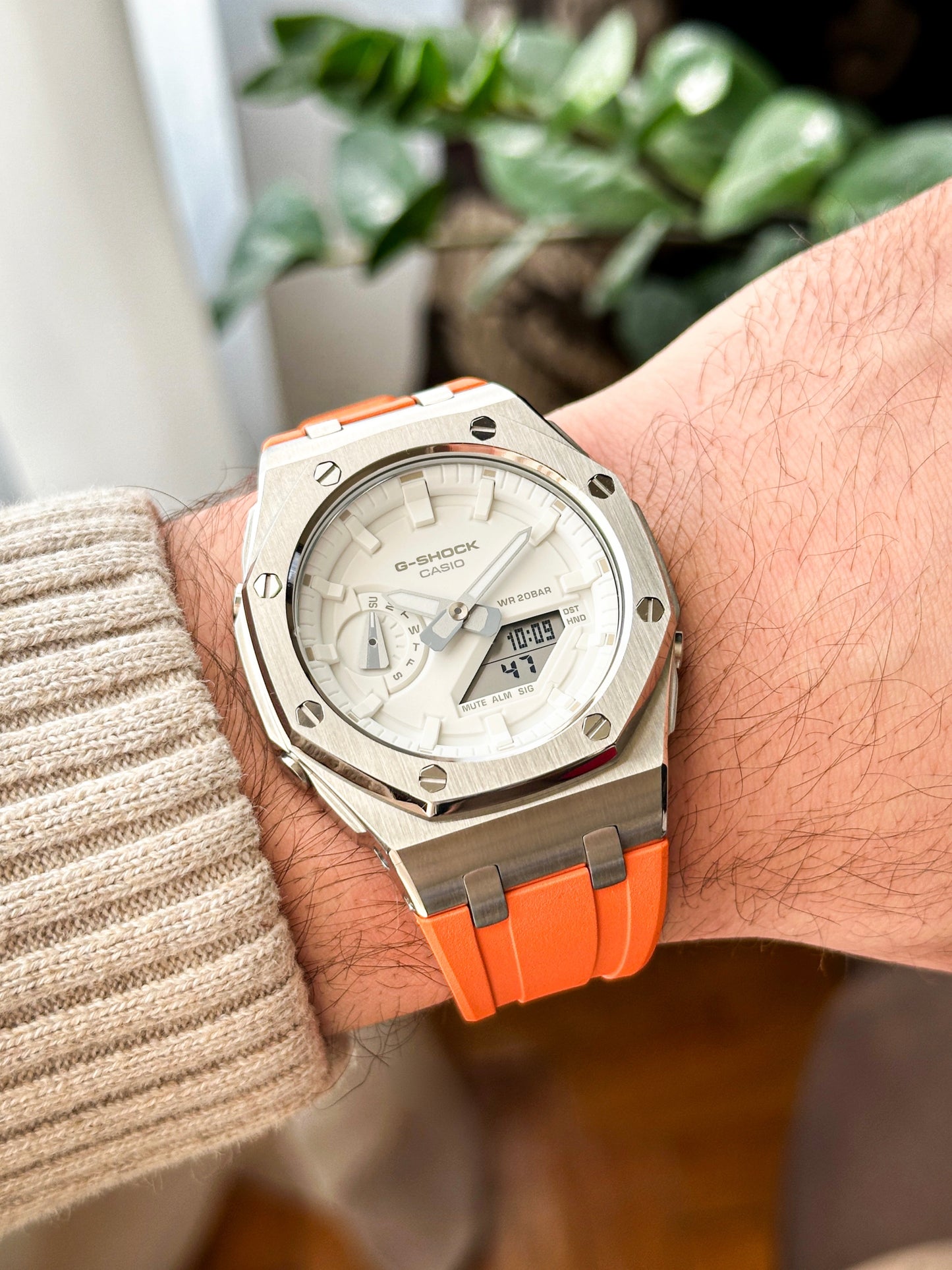 G-SHOCK CasiOak Narandžasto srebrna - sa belim brojčanikom sata