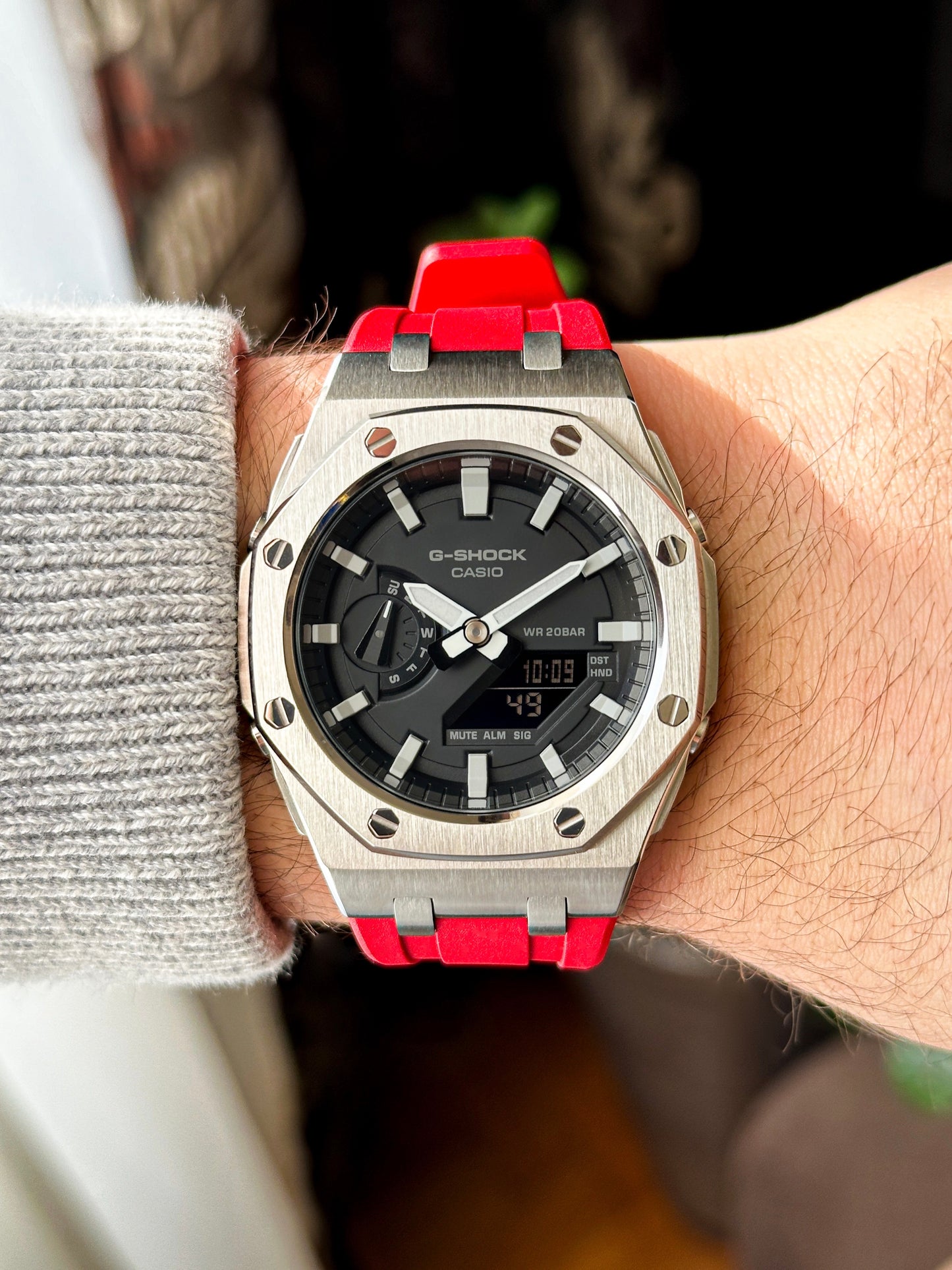 G-SHOCK CasiOak Crveno srebrna - sa crno belim brojčanikom sata