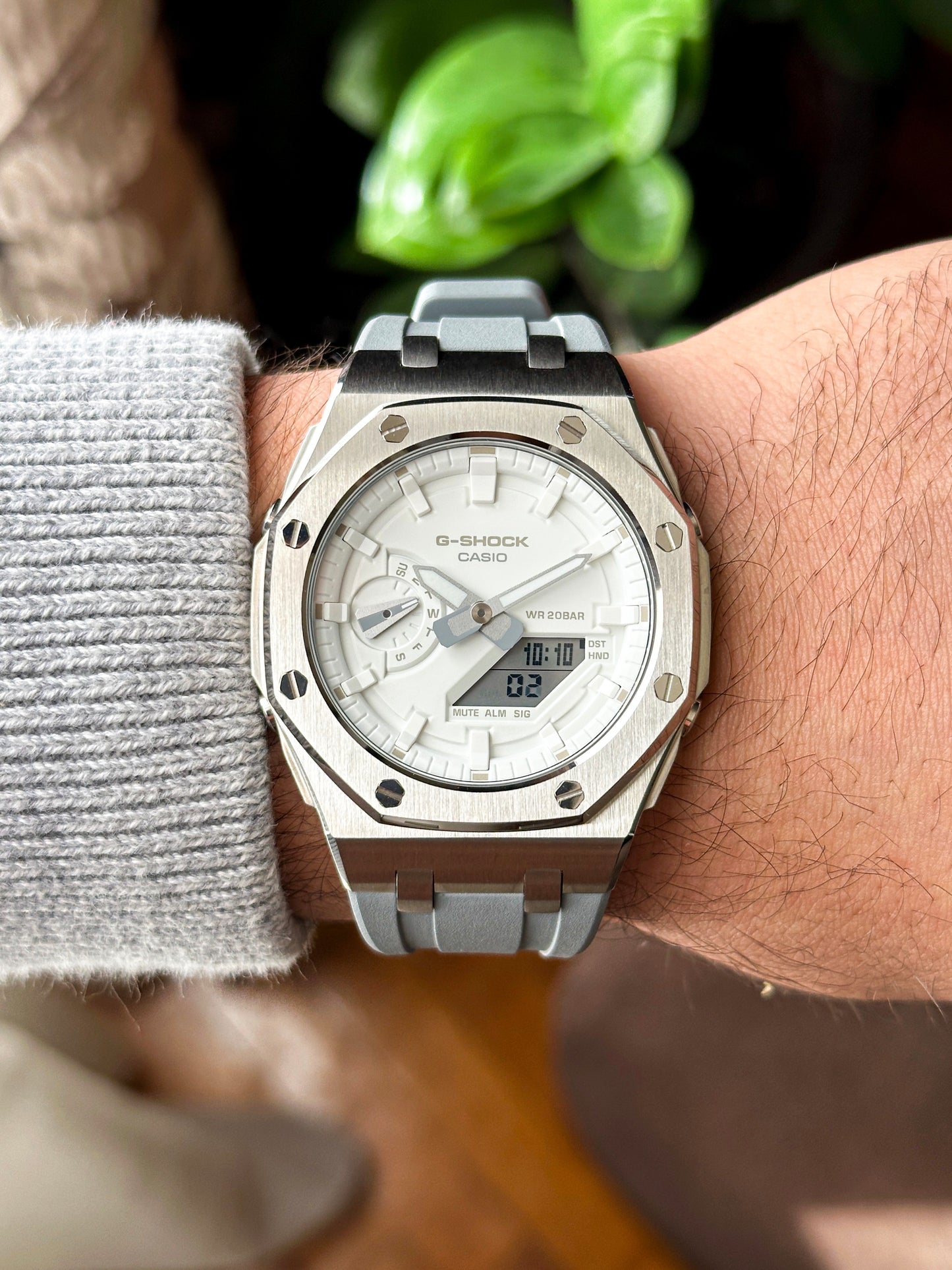 G-SHOCK CasiOak Sivo srebrna - sa belimbrojčanikom sata