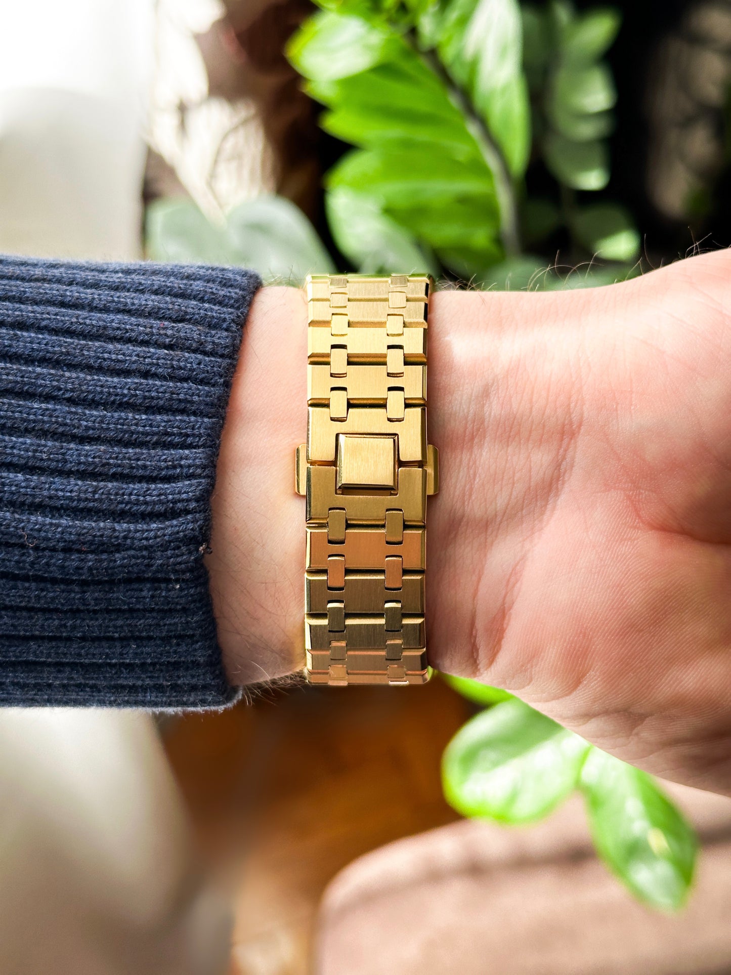 G-SHOCK CasiOak Potpuno zlatna - sa teget brojčanikom sata