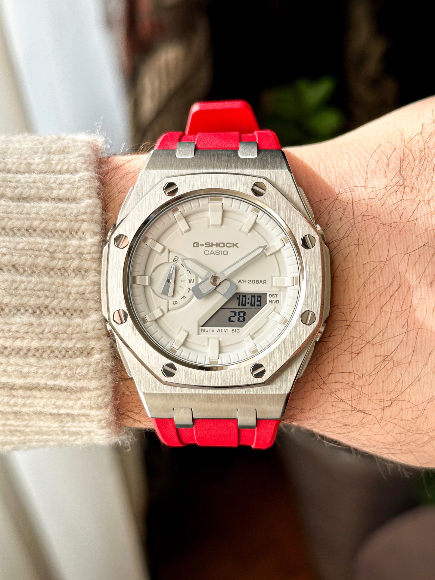 G-SHOCK CasiOak Crveno srebrna - sa belim brojčanikom sata