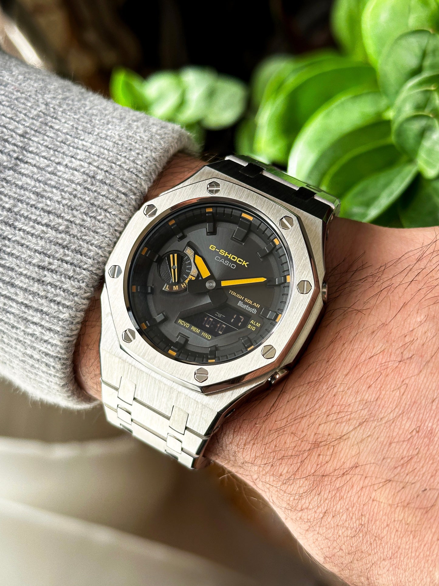 G-SHOCK CasiOak Potpuno srebrna - sa crno žutim brojčanikom sata (bt veza)