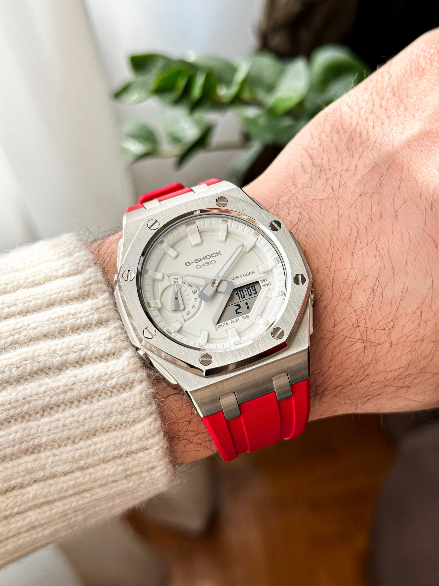 G-SHOCK CasiOak Crveno srebrna - sa belim brojčanikom sata