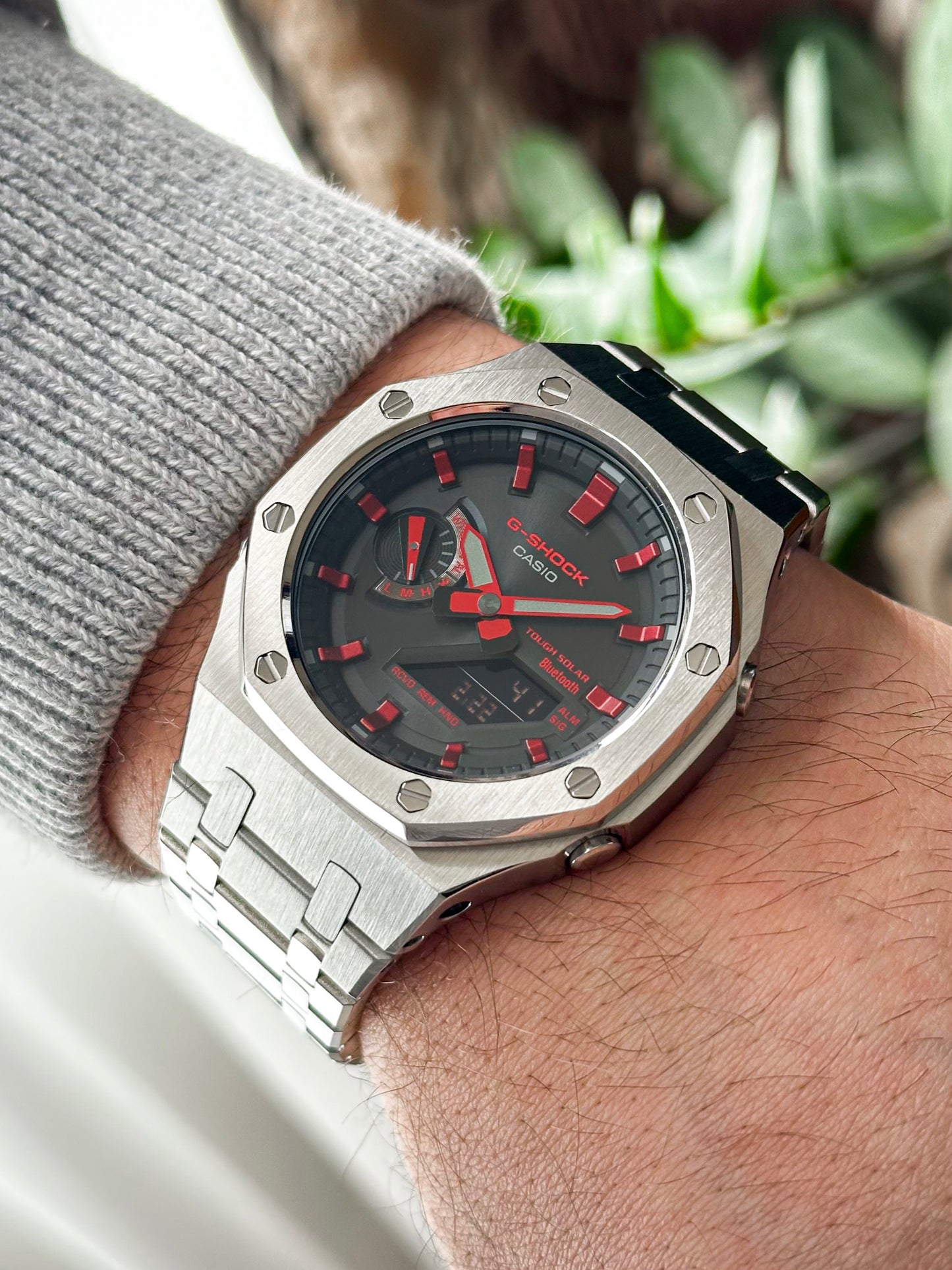 G-SHOCK CasiOak Potpuno srebrna - sa crno crvenim brojčanikom sata (bt veza)