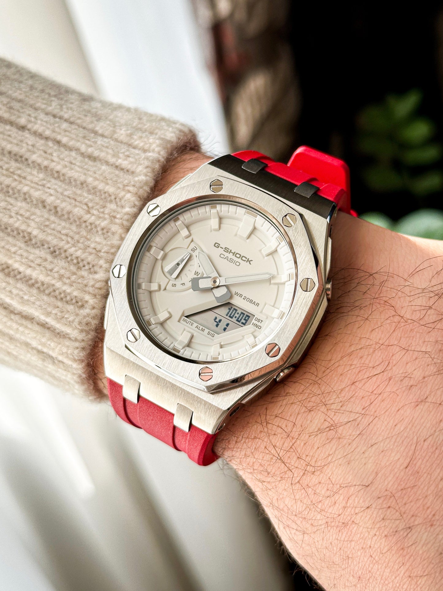 G-SHOCK CasiOak Crveno srebrna - sa belim brojčanikom sata