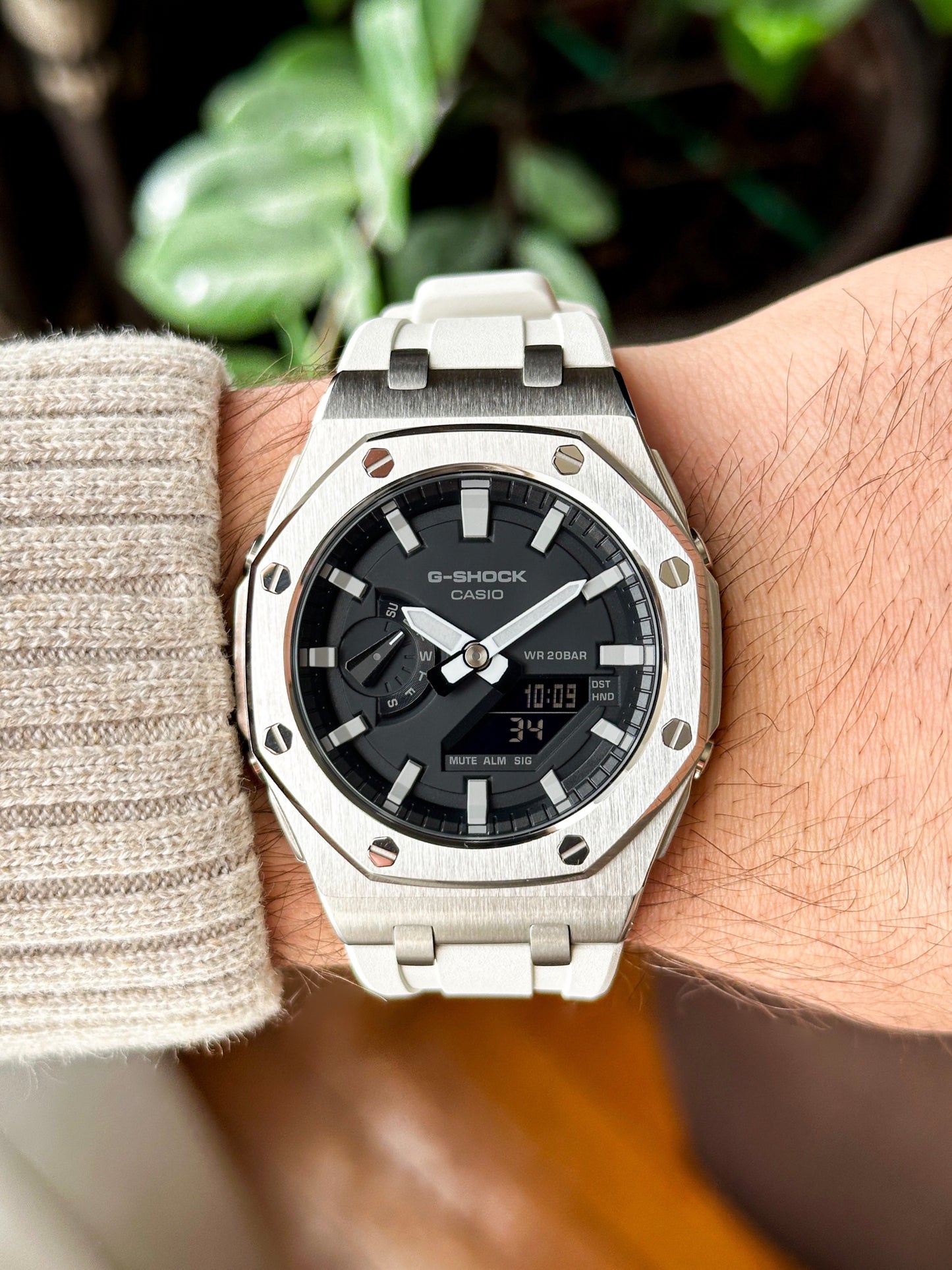 G-SHOCK CasoOak Belo srebrna - sa crno belim brojčanikom sata