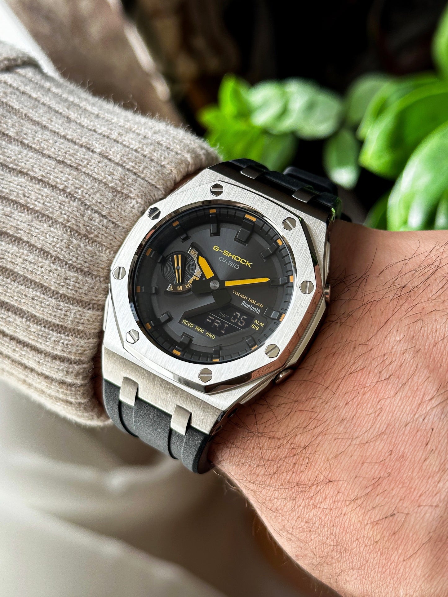 G-SHOCK CasiOak Crno srebrna - sa crno žutim brojčanikom sata (bt veza)