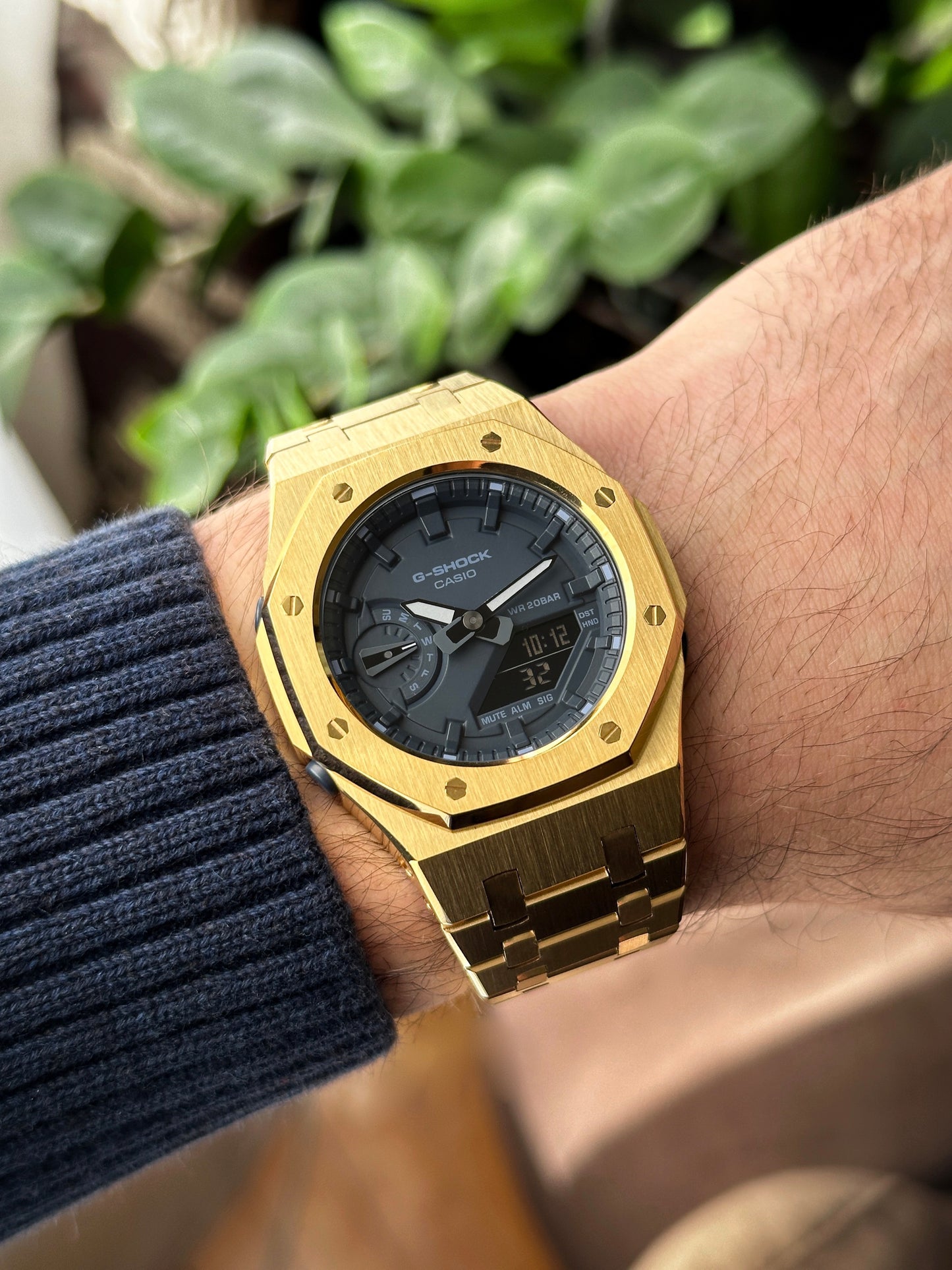 G-SHOCK CasiOak Potpuno zlatna - sa teget brojčanikom sata