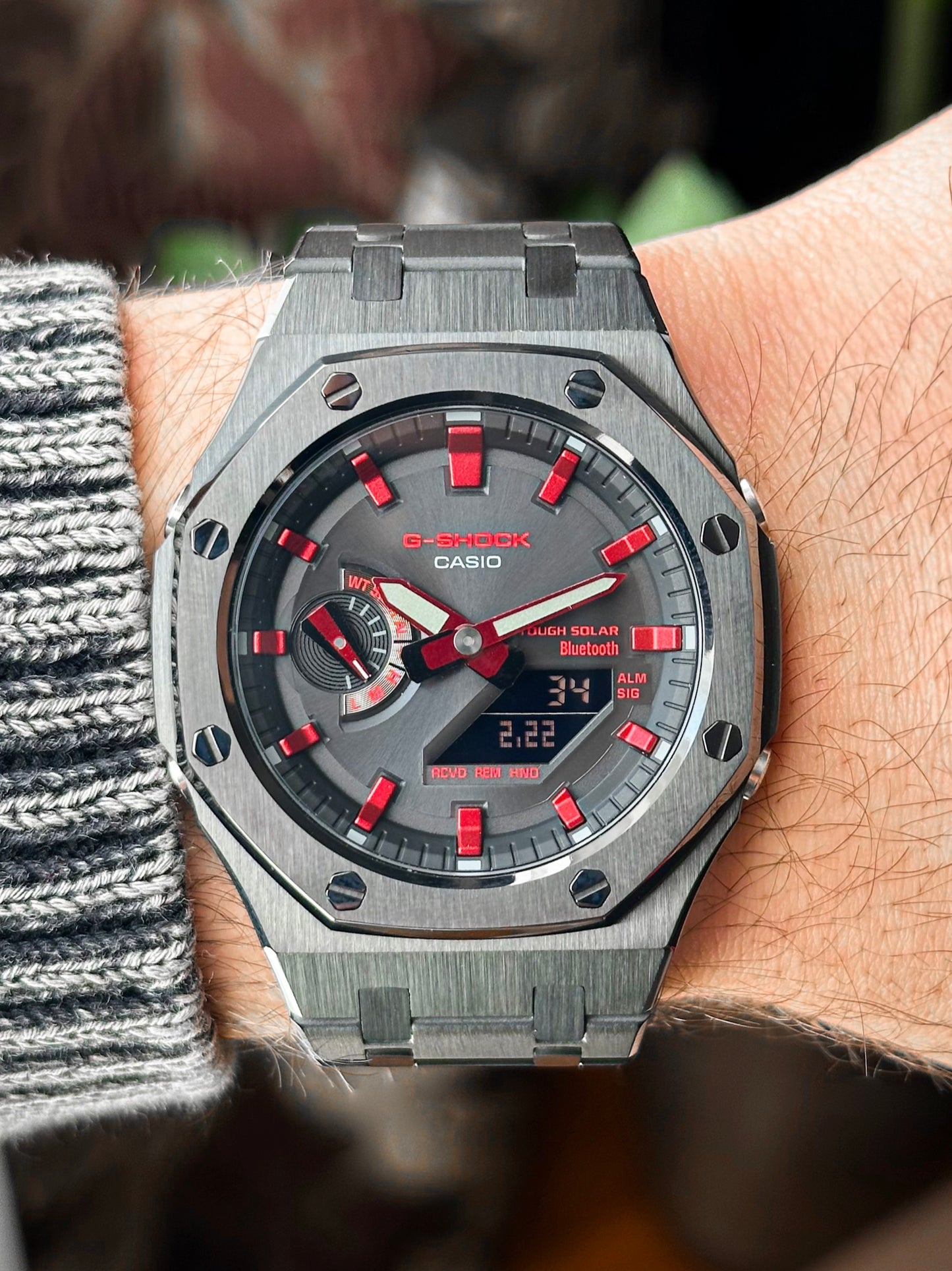 G-SHOCK CasiOak Potpuno crna - sa crno crvenim brojčanikom sata (bt veza)