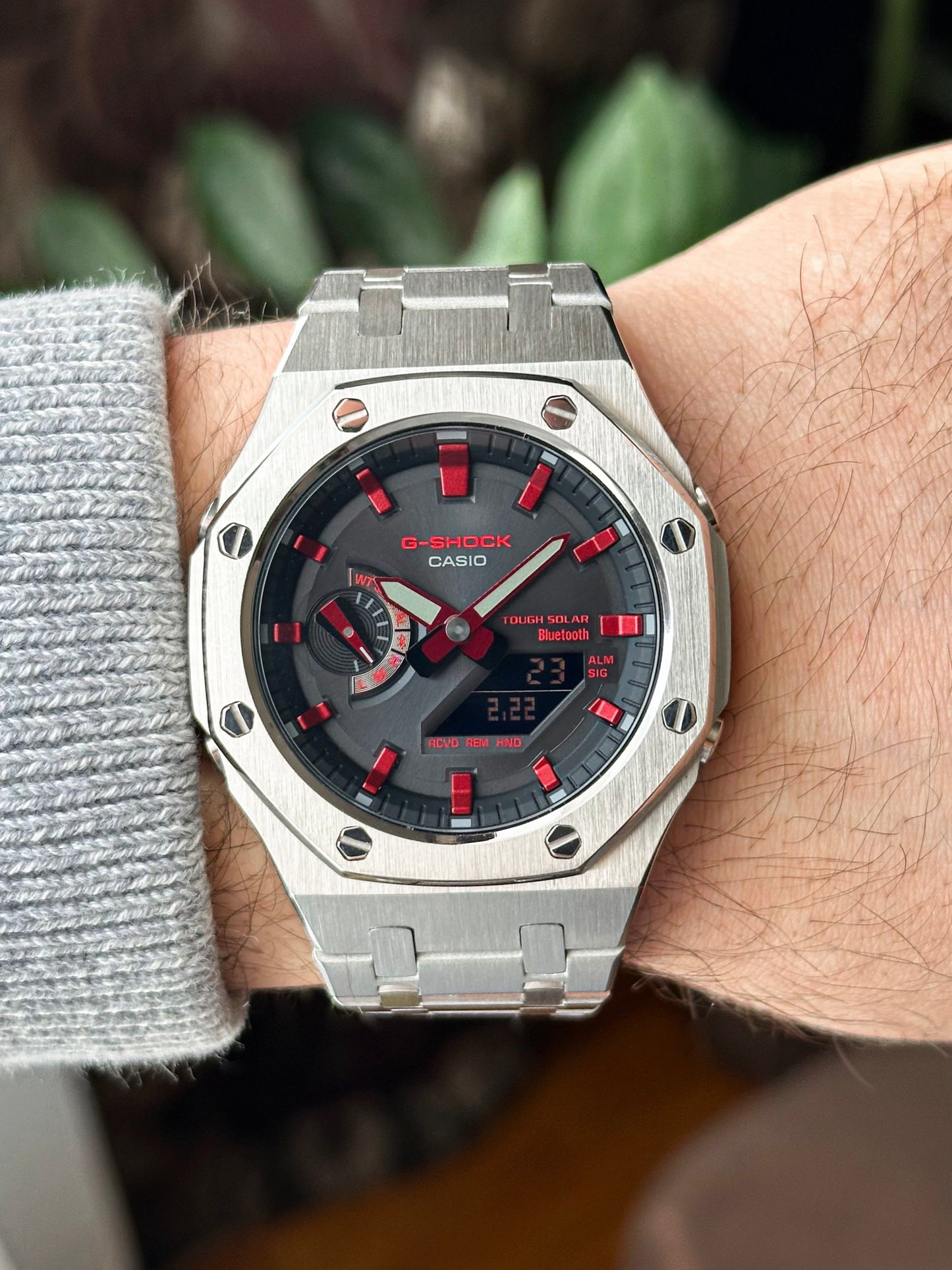 G-SHOCK CasiOak Potpuno srebrna - sa crno crvenim brojčanikom sata (bt veza)