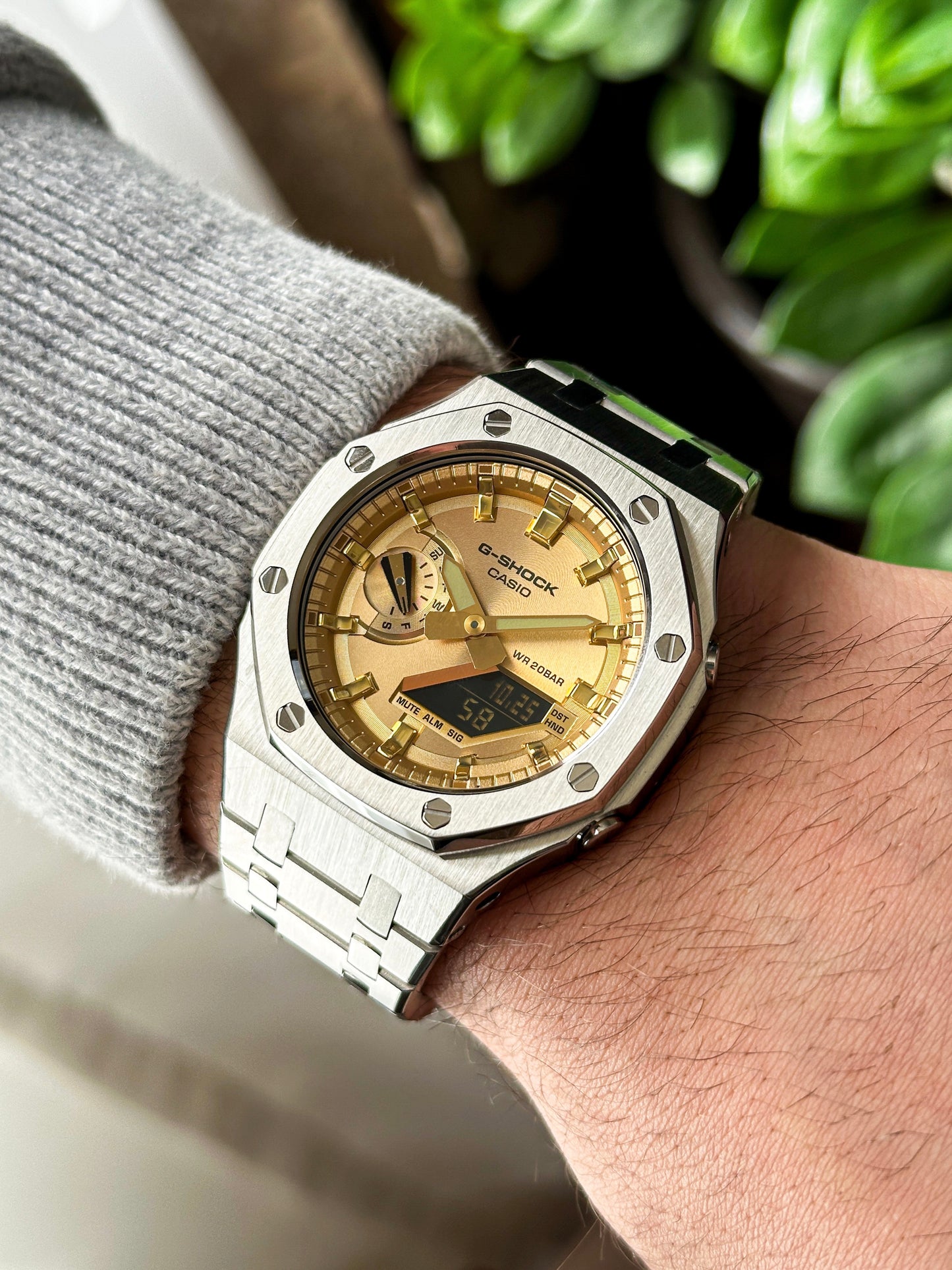 G-SHCOK CasiOak Potpuno srebrna - sa zlatnim brojčanikom sata