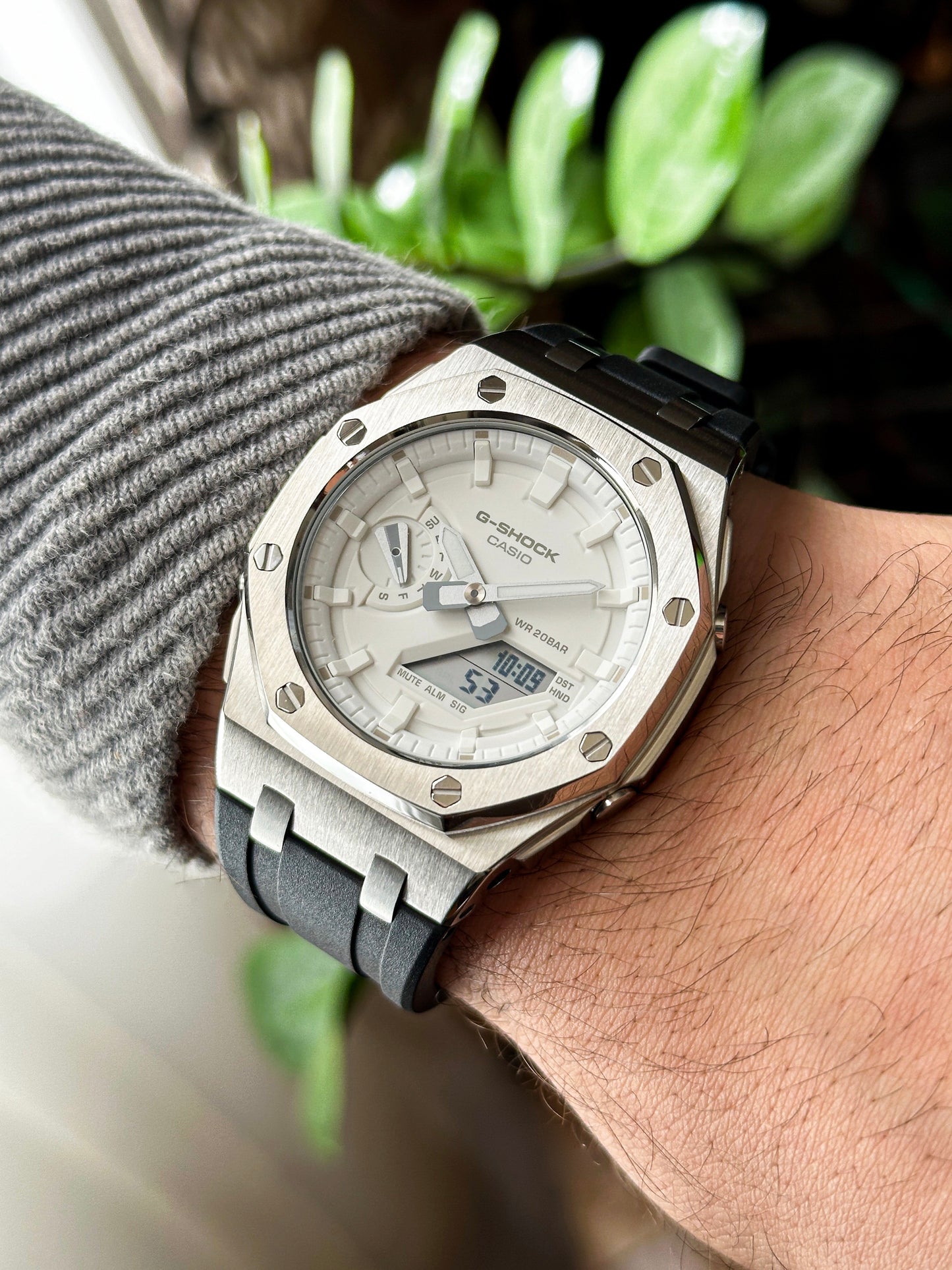 G-SHOCK CasiOak Crno srebrna - sa belim brojčanikom sata