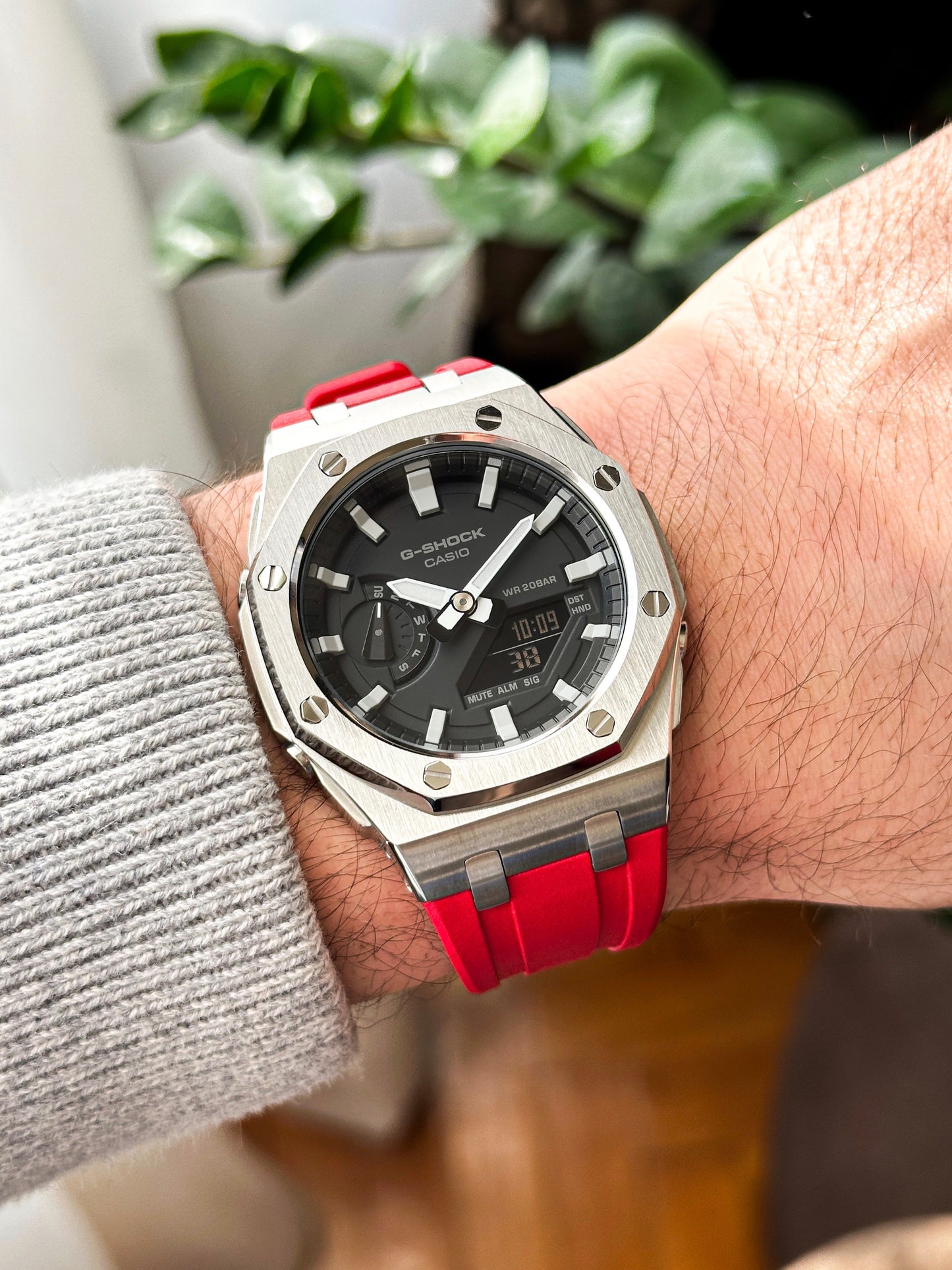 G-SHOCK CasiOak Crveno srebrna - sa crno belim brojčanikom sata