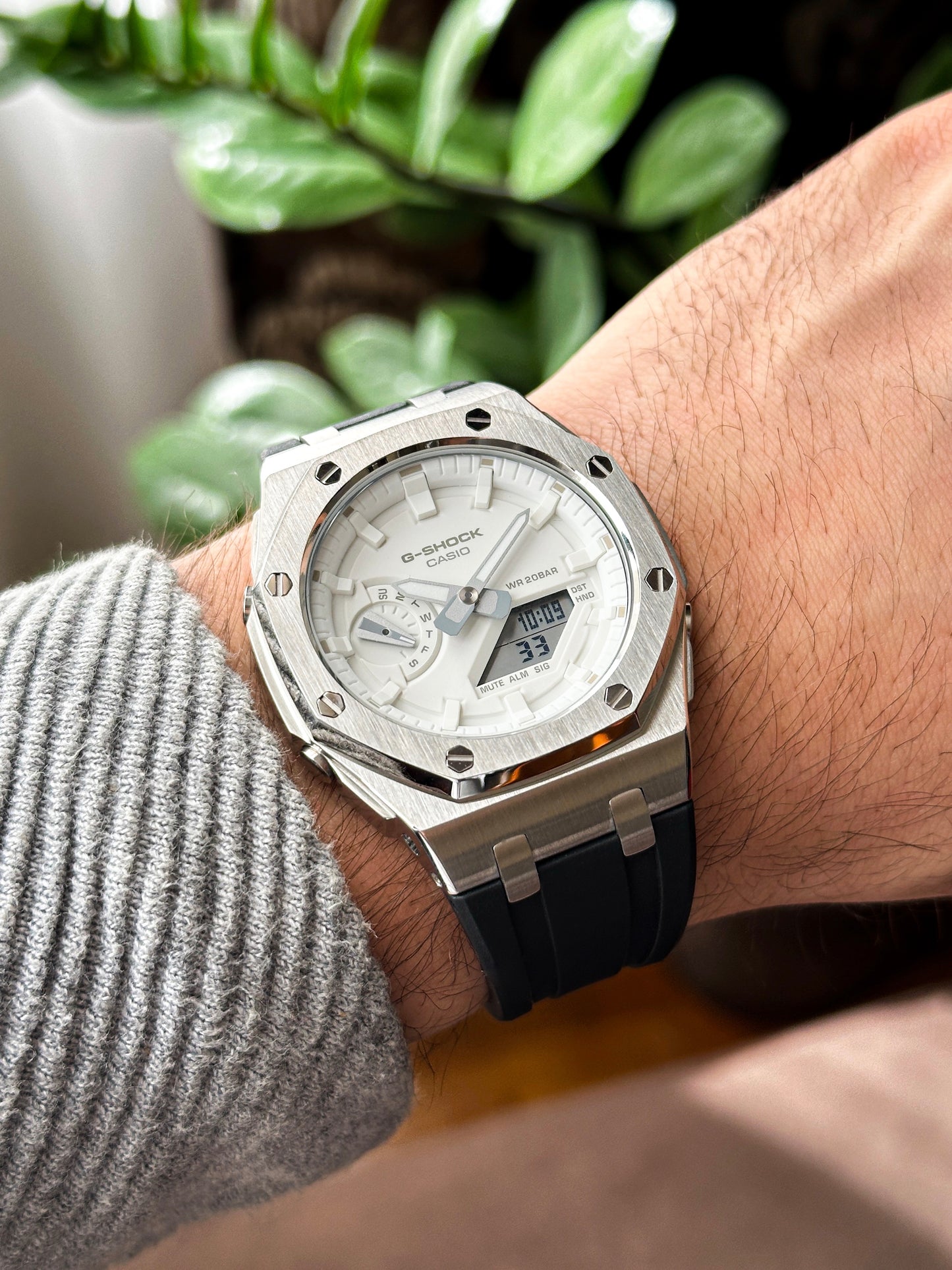 G-SHOCK CasiOak Crno srebrna - sa belim brojčanikom sata