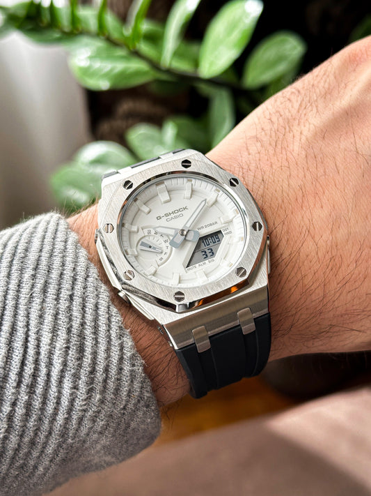 G-SHOCK CasiOak Crno srebrna - sa belim brojčanikom sata