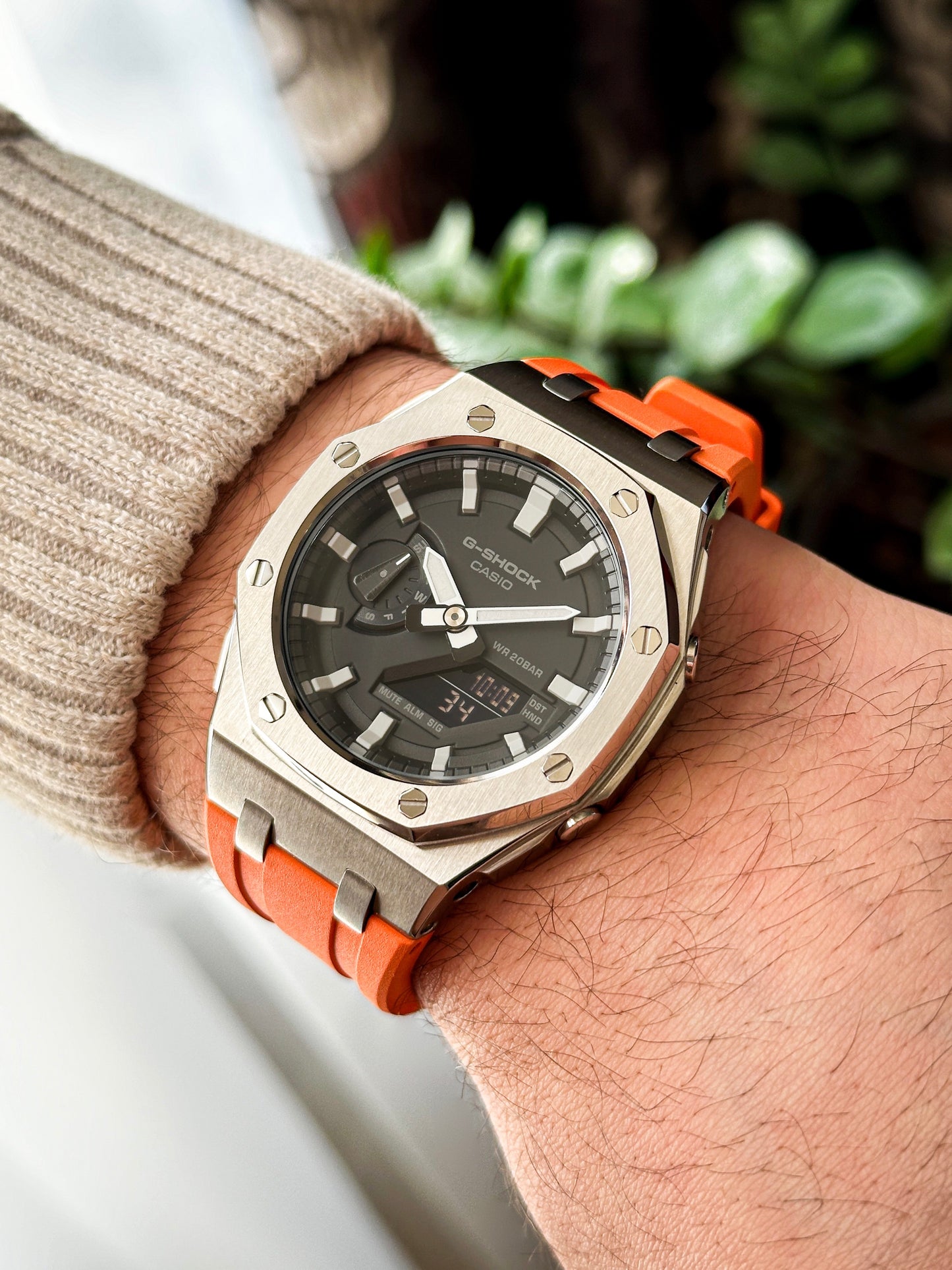 G-SHOCK CasiOak Narandžasto srebrna - sa crno belim brojčanikom sata