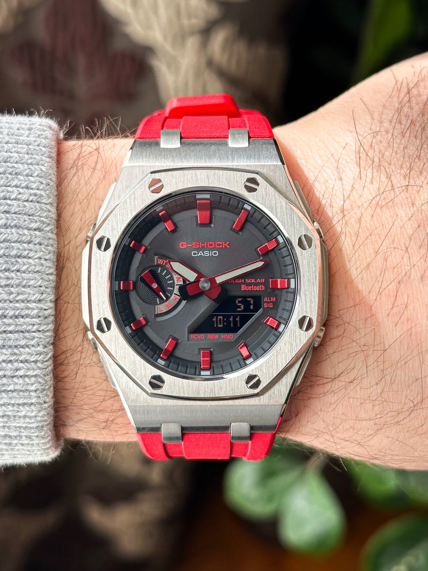 G-SHOCK CasiOak Crveno Srebrna - sa crno crvenim brojčanikom sata (bt veza)