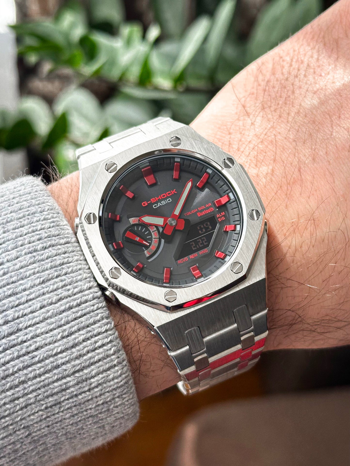 G-SHOCK CasiOak Potpuno srebrna - sa crno crvenim brojčanikom sata (bt veza)