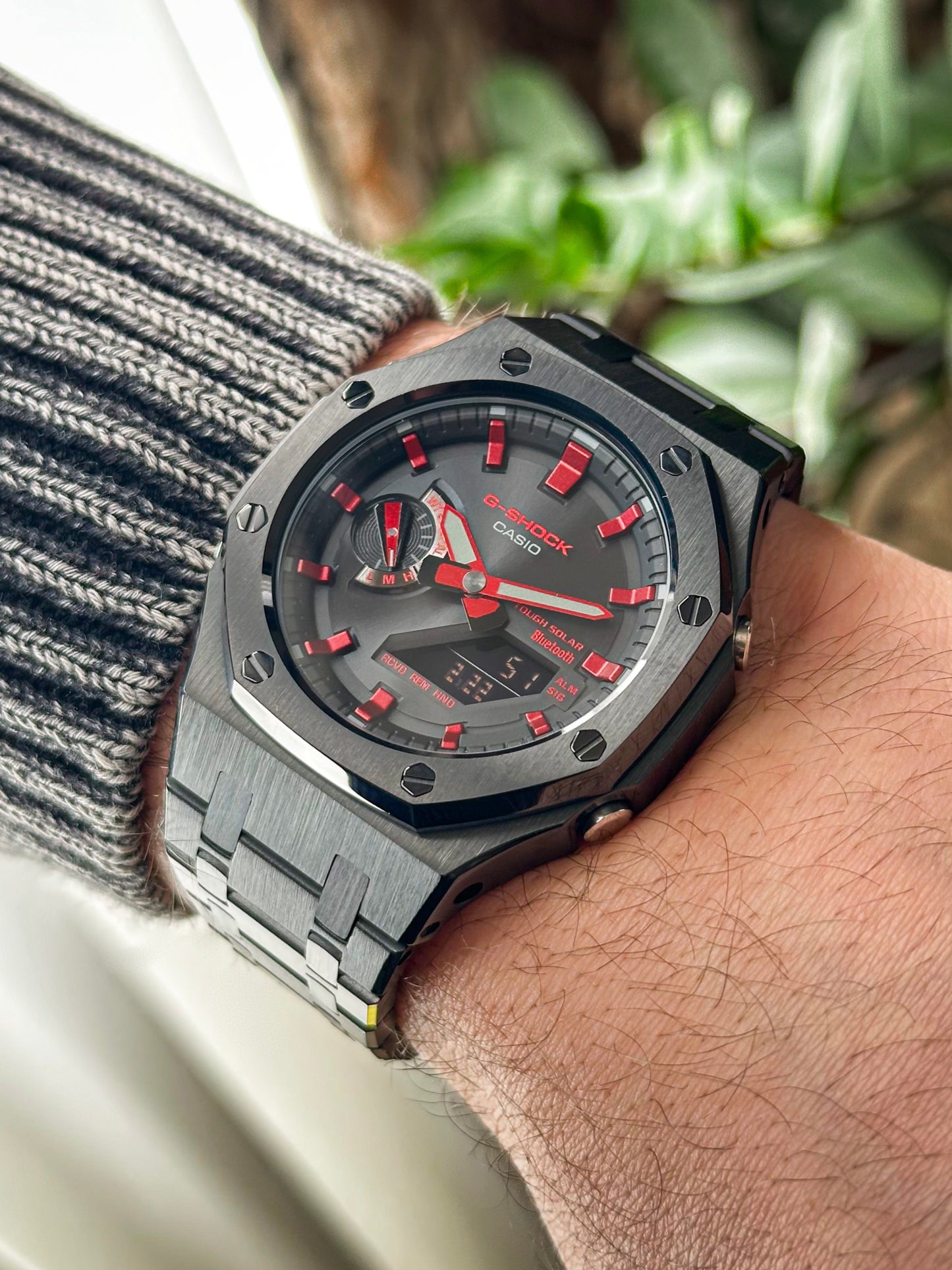 G-SHOCK CasiOak Potpuno crna - sa crno crvenim brojčanikom sata (bt veza)