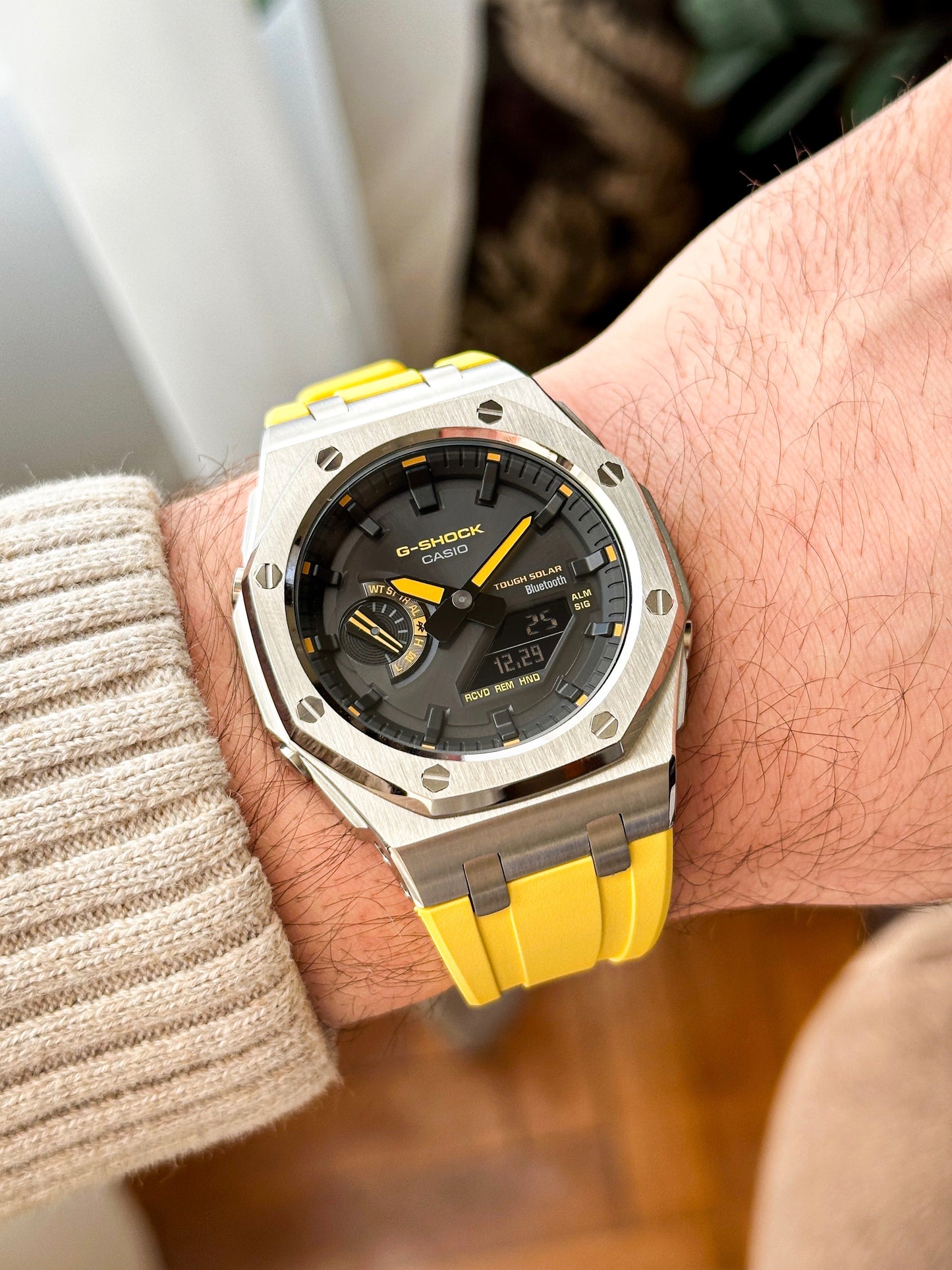 G-SHOCK CasiOak Žuto srebrna - sa crno žutim brojčanikom sata (bt veza)