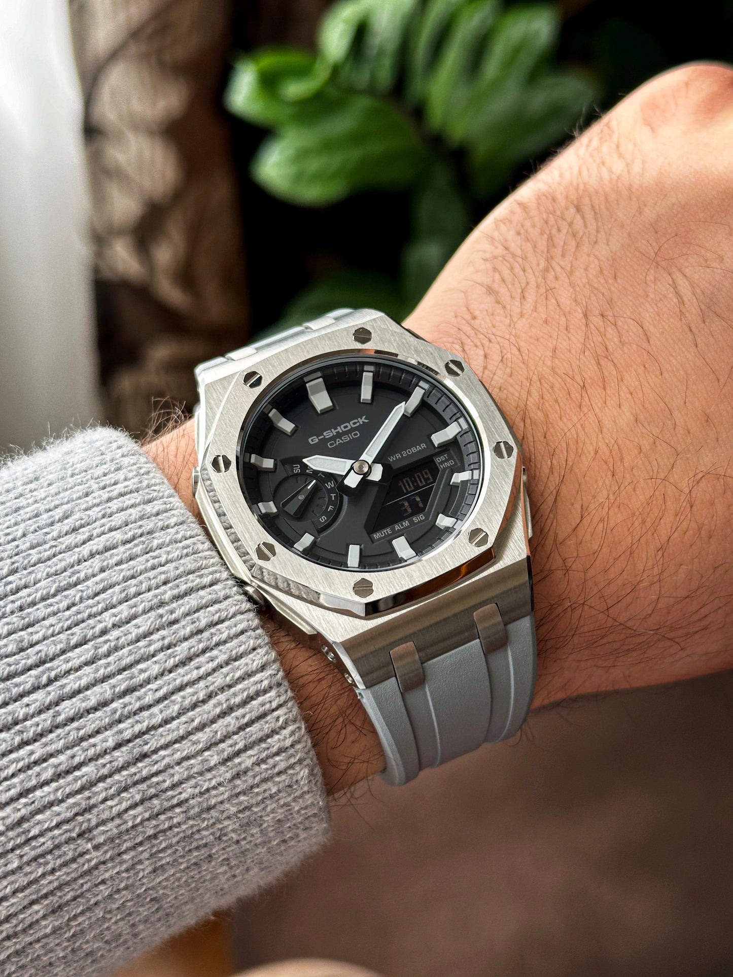 G-SHOCK CasiOak Sivo srebrna - sa crno belim brojčanikom sata