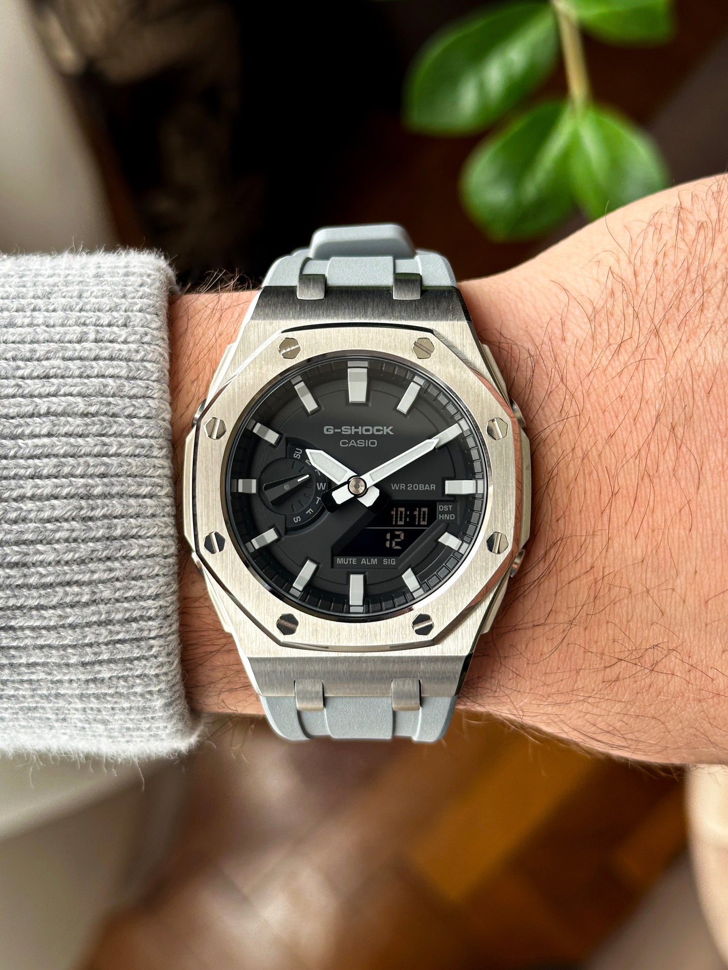 G-SHOCK CasiOak Sivo srebrna - sa crno belim brojčanikom sata