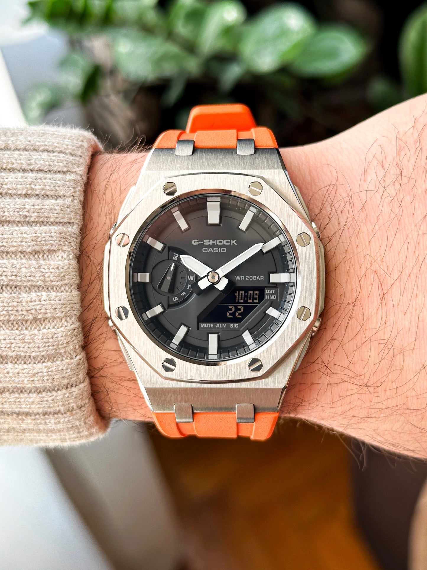 G-SHOCK CasiOak Narandžasto srebrna - sa crno belim brojčanikom sata