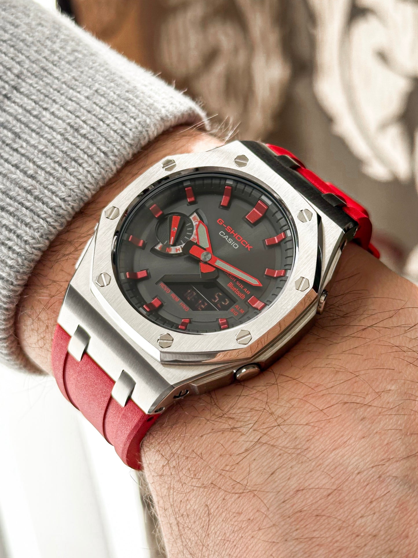 G-SHOCK CasiOak Crveno Srebrna - sa crno crvenim brojčanikom sata (bt veza)