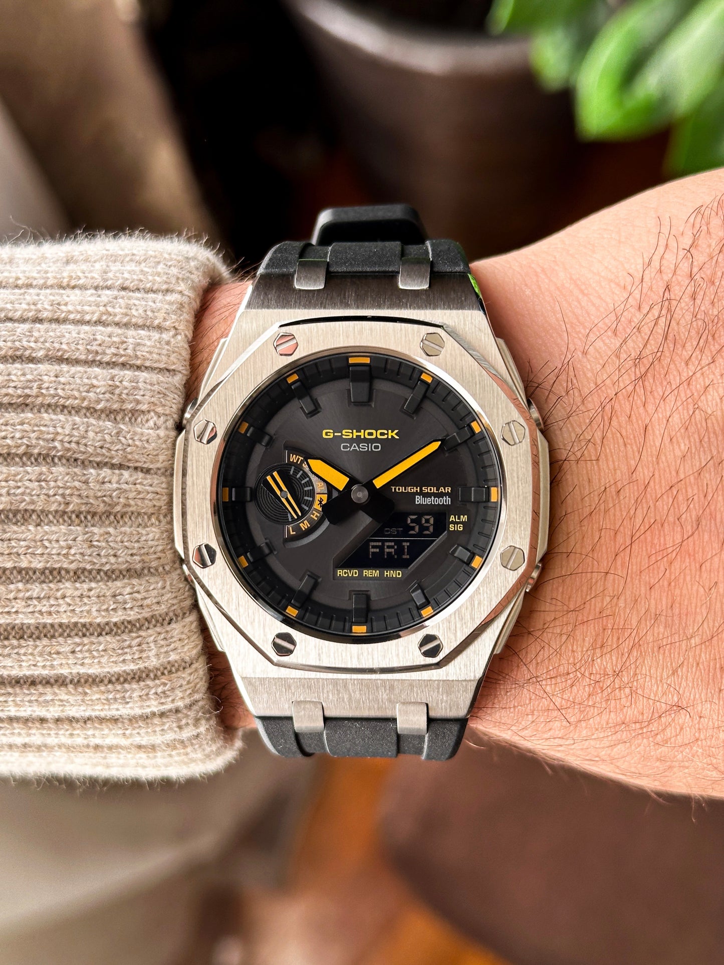 G-SHOCK CasiOak Crno srebrna - sa crno žutim brojčanikom sata (bt veza)