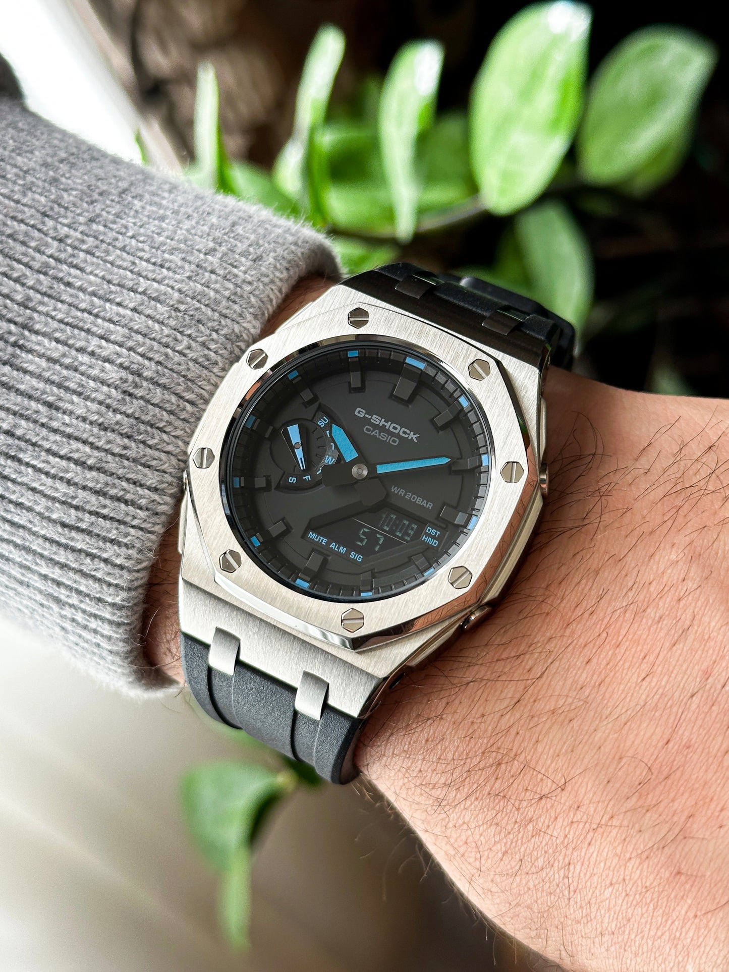 G-SHOCK CasiOak Crno srebrna - sa crno plavim brojčanikom sata